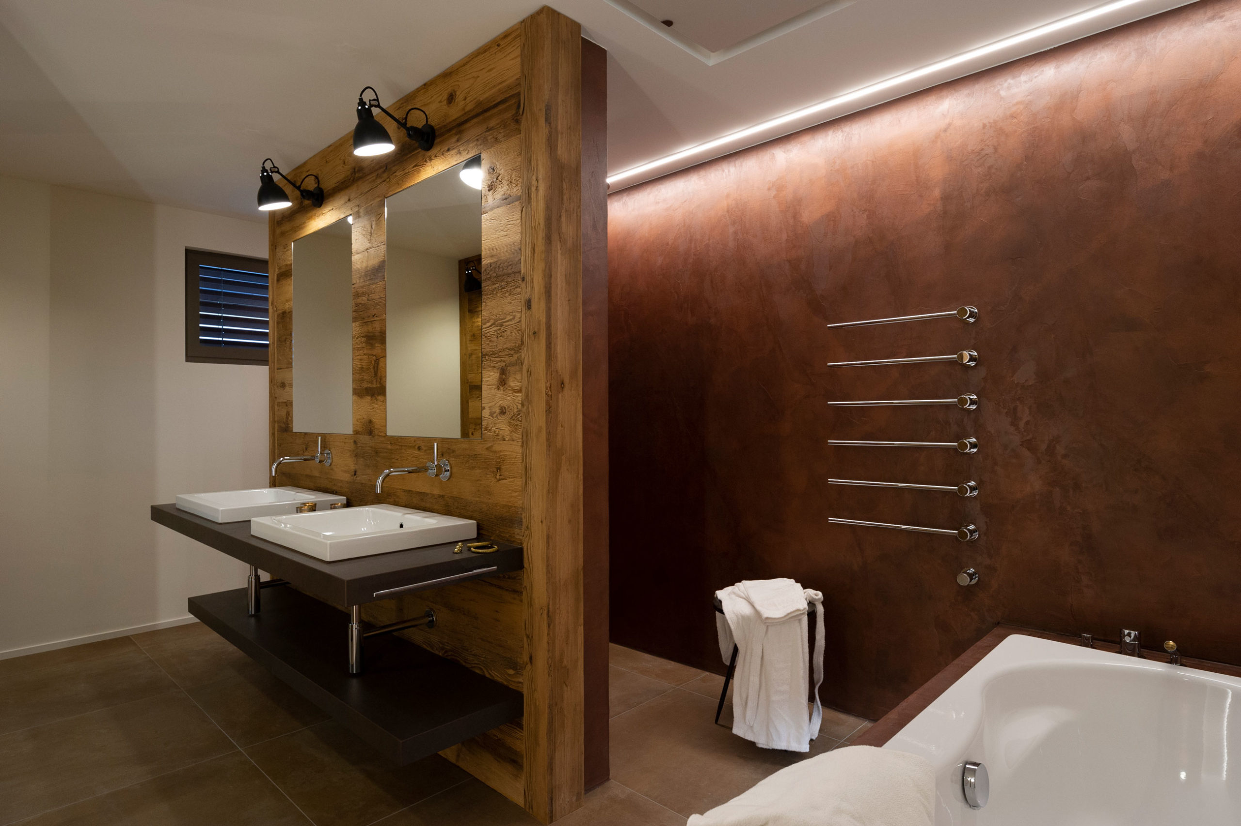 Bad eines Wohn- und Geschäftshauses in Uetliburg, braune verwaschene Wandoberfläche aus Naturofloor