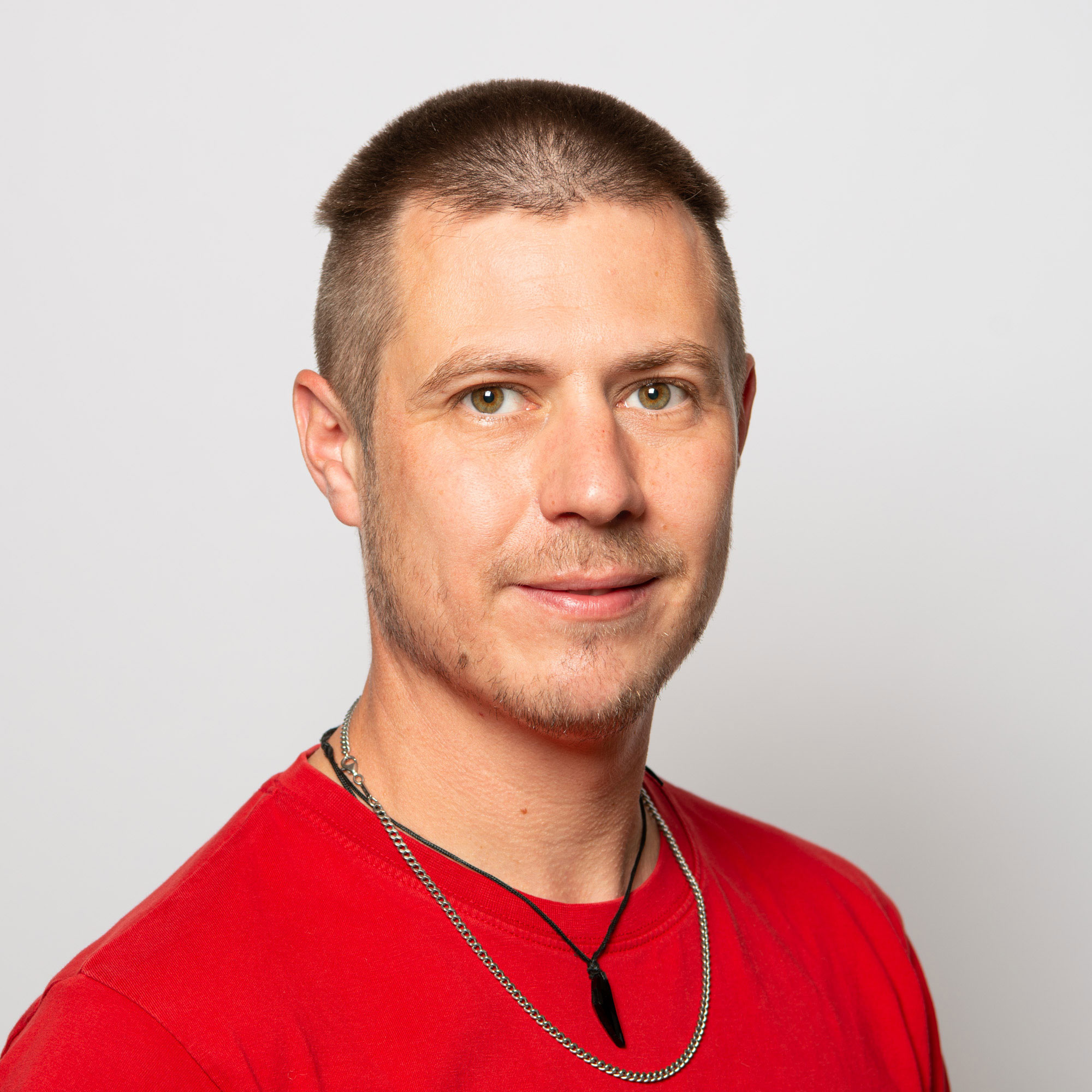 Portrait Mitarbeiter Elektro Egli AG Alban Schärer im roten T-Shirt