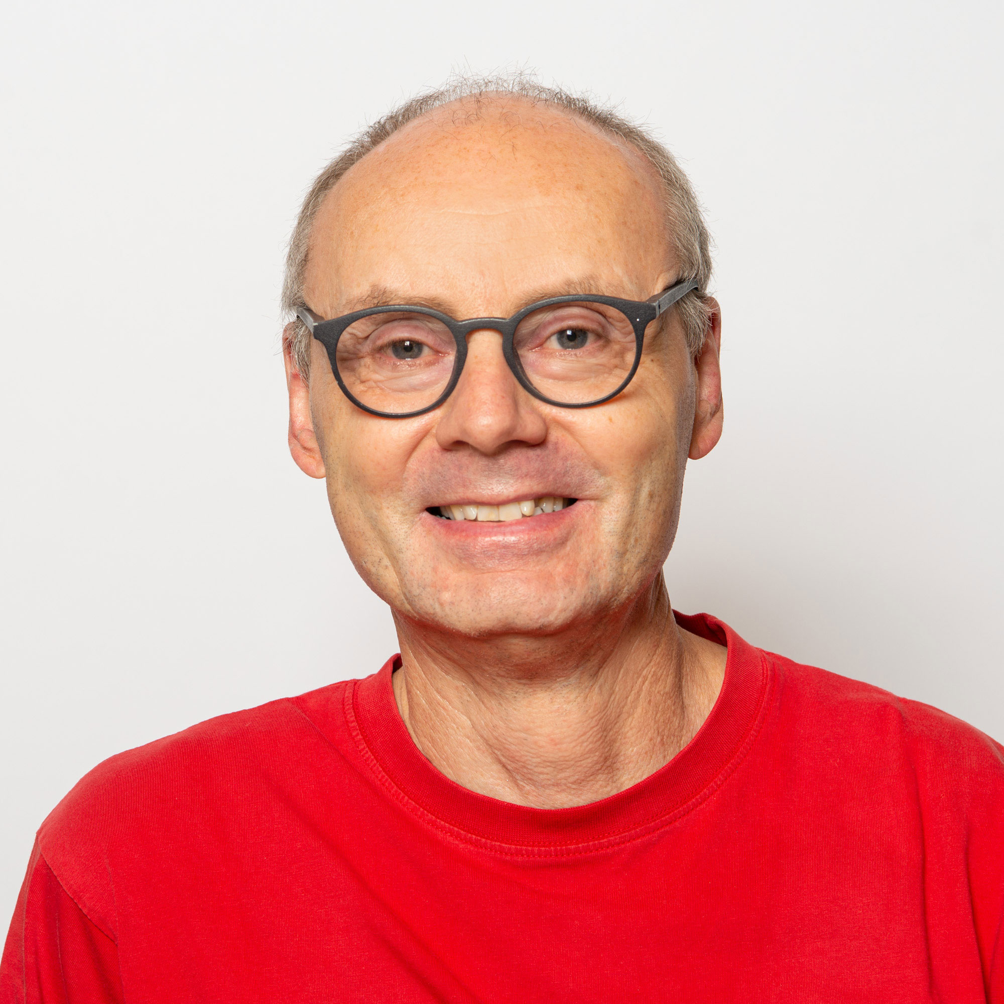 Portrait Mitarbeiter Elektro Egli AG Andreas Rickli im roten T-Shirt