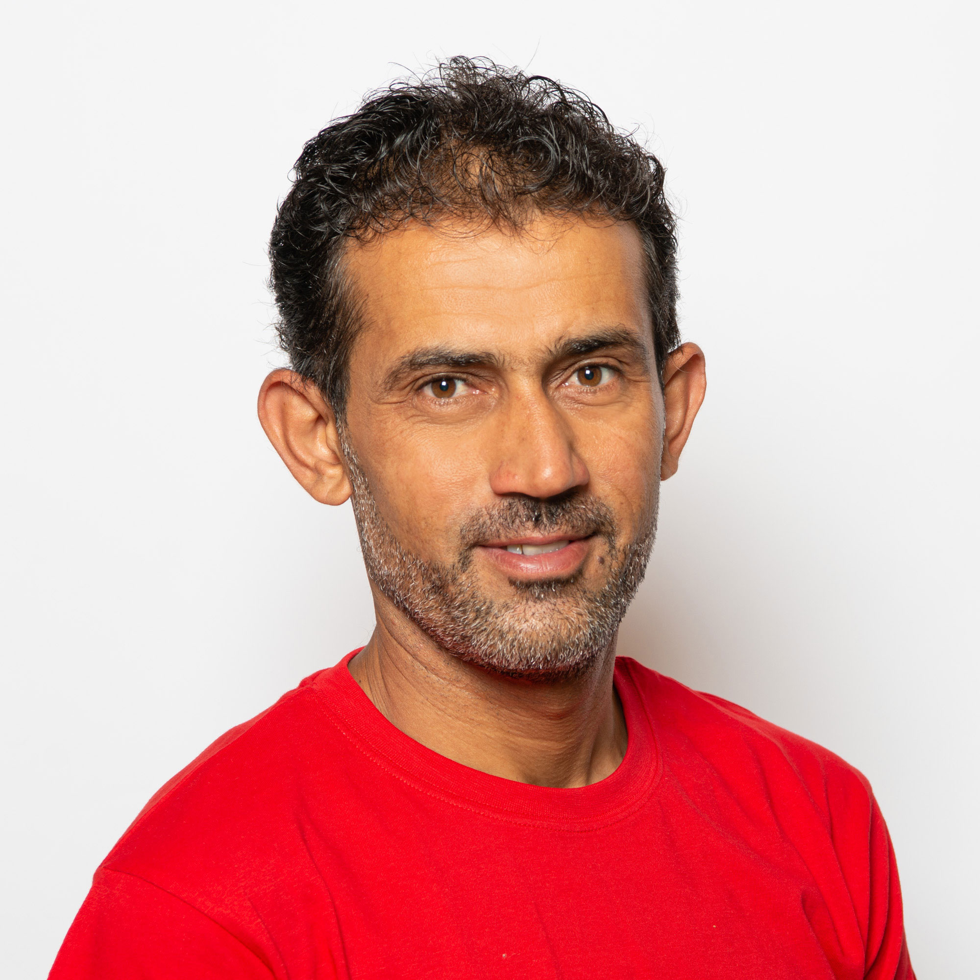 Portrait Mitarbeiter Elektro Egli AG Mahran Othman im roten T-Shirt