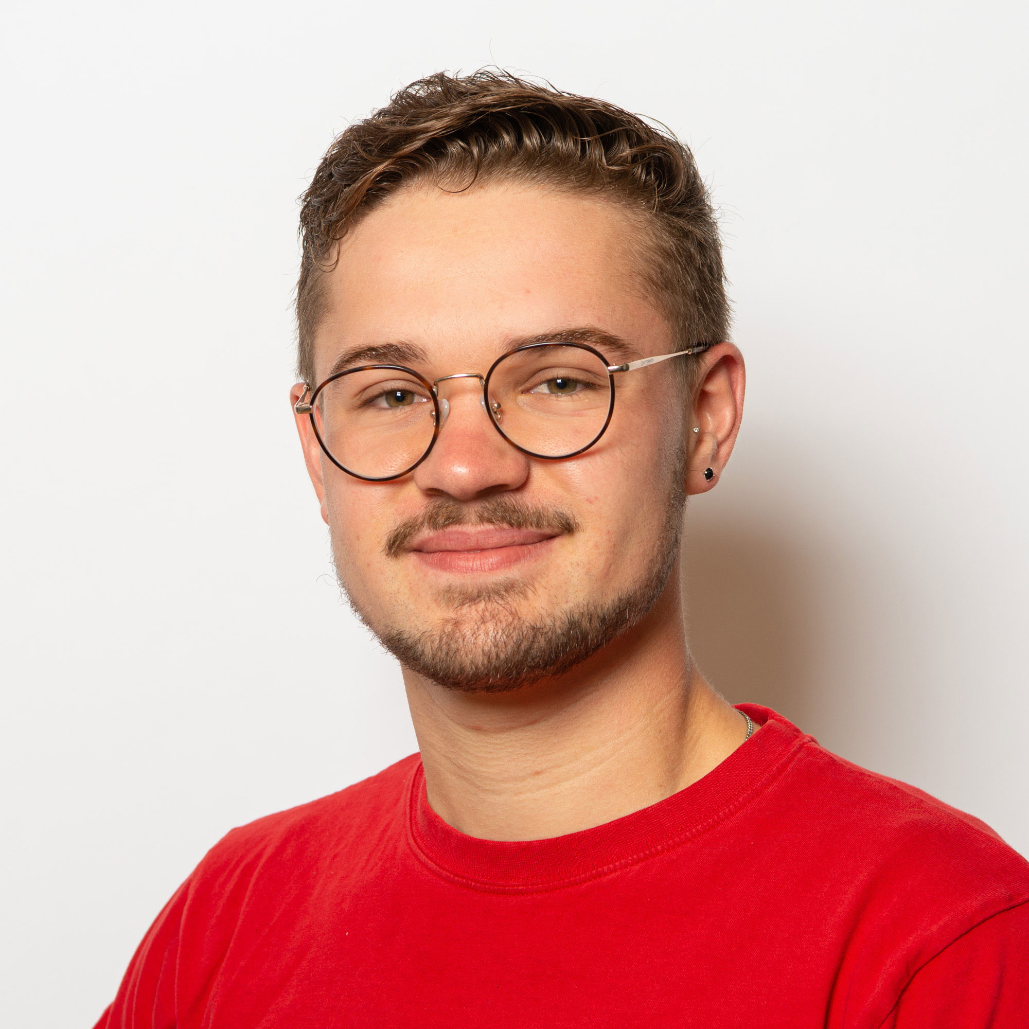 Portrait Mitarbeiter Elektro Egli AG Sven Pfister im roten T-Shirt
