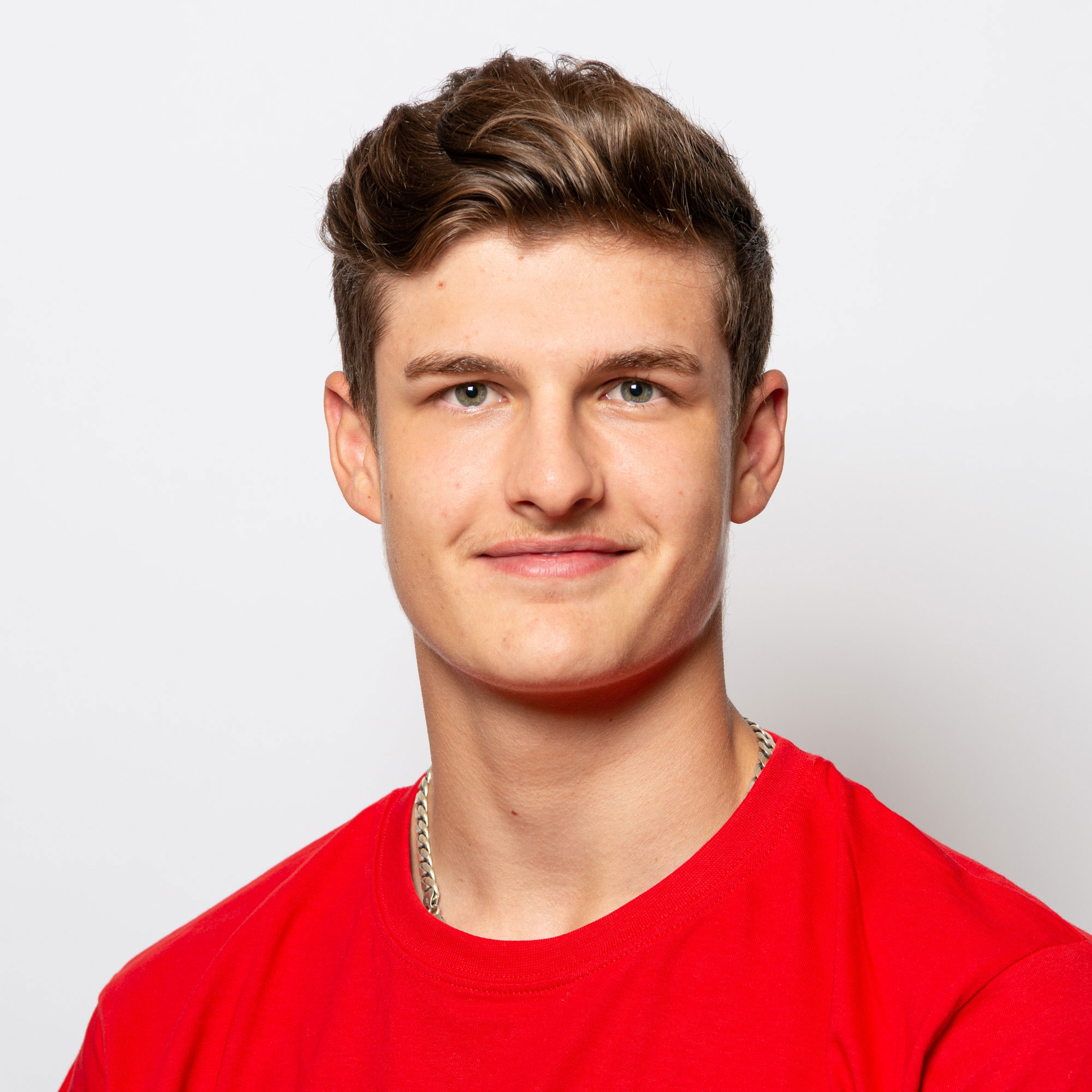 Portrait Mitarbeiter Elektro Egli AG Janosch Erni im roten T-Shirt