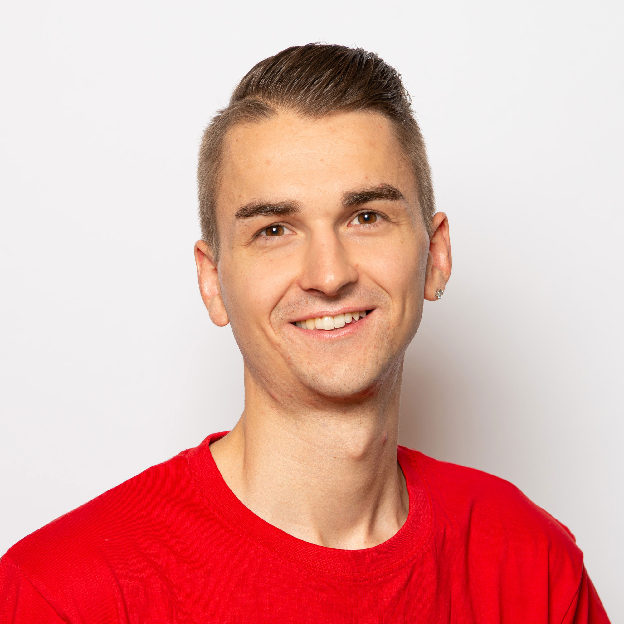 Portrait Mitarbeiter Elektro Egli AG Nico Scheiwiller im roten T-Shirt