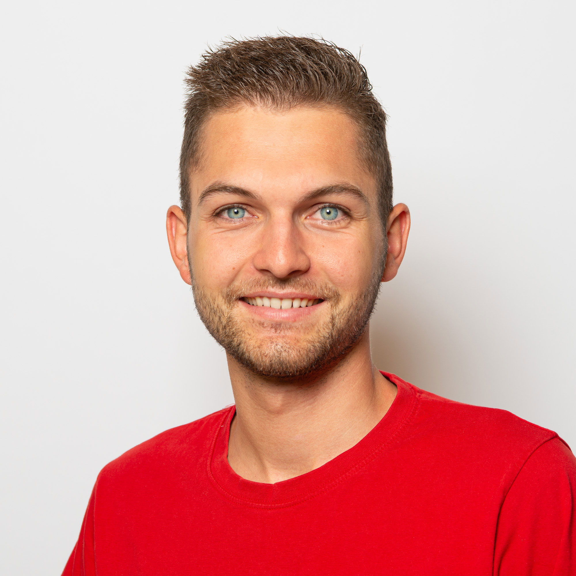 Portrait Mitarbeiter Elektro Egli AG Pascal Villiger im roten T-Shirt