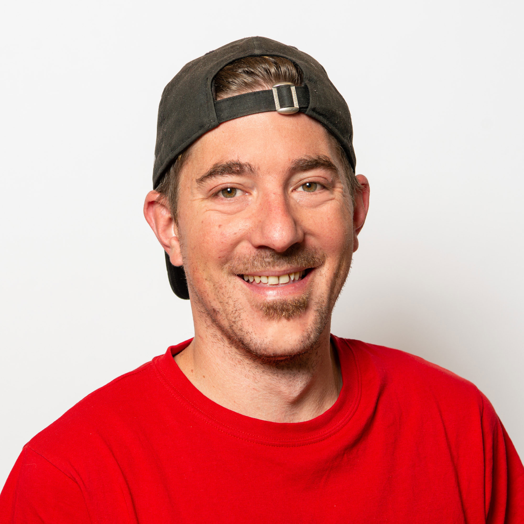 Portrait Mitarbeiter Elektro Egli AG Claudio Mariani im roten T-Shirt