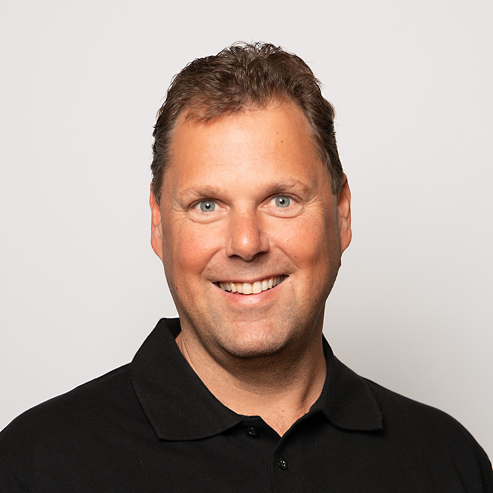 Mitarbeiter Manuel Egli, Geschäftsleitung Elektro Egli im schwarzen Polo-Shirt