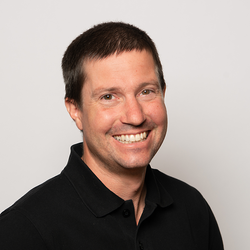 Portrait Matthias Bächtiger, Geschäftsleitung Elektro Egli im schwarzen Polo-Shirt