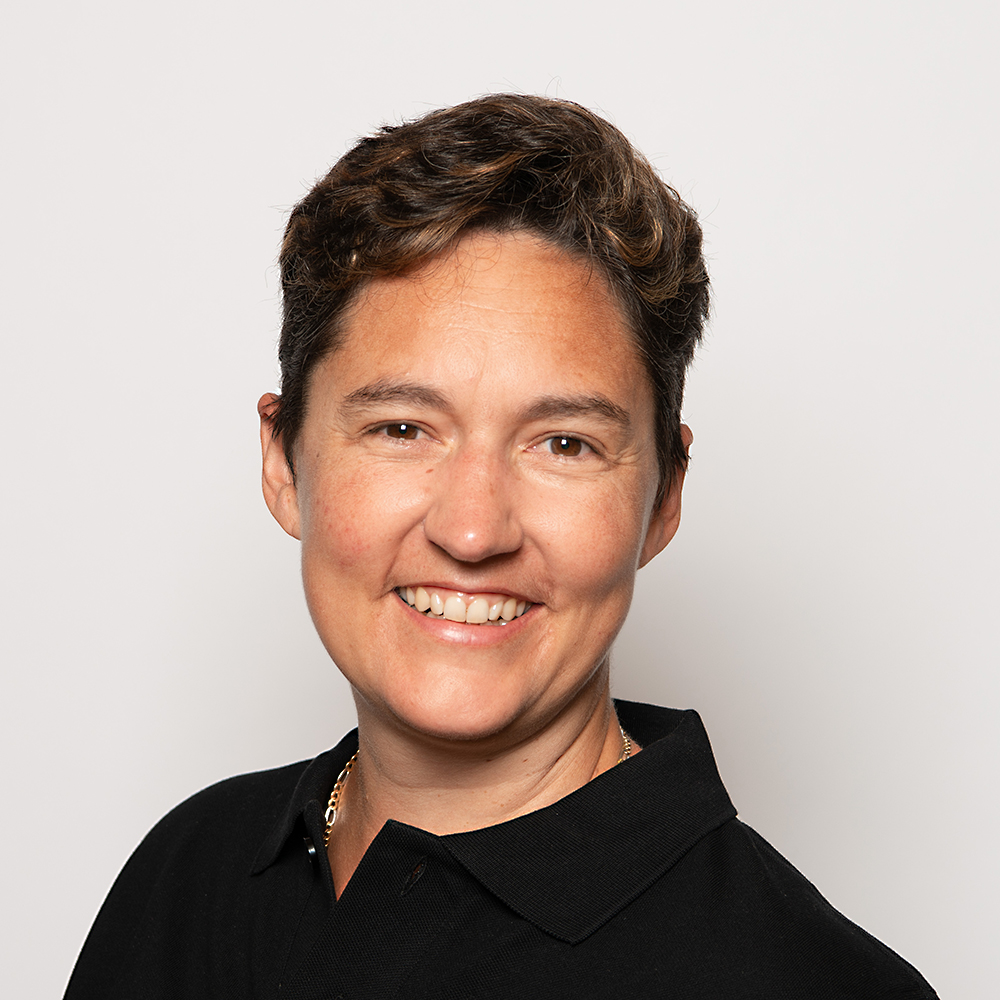 Portait Monika Staub, Mitarbeiterin Elektro Egli im schwarzen Polo-Shirt