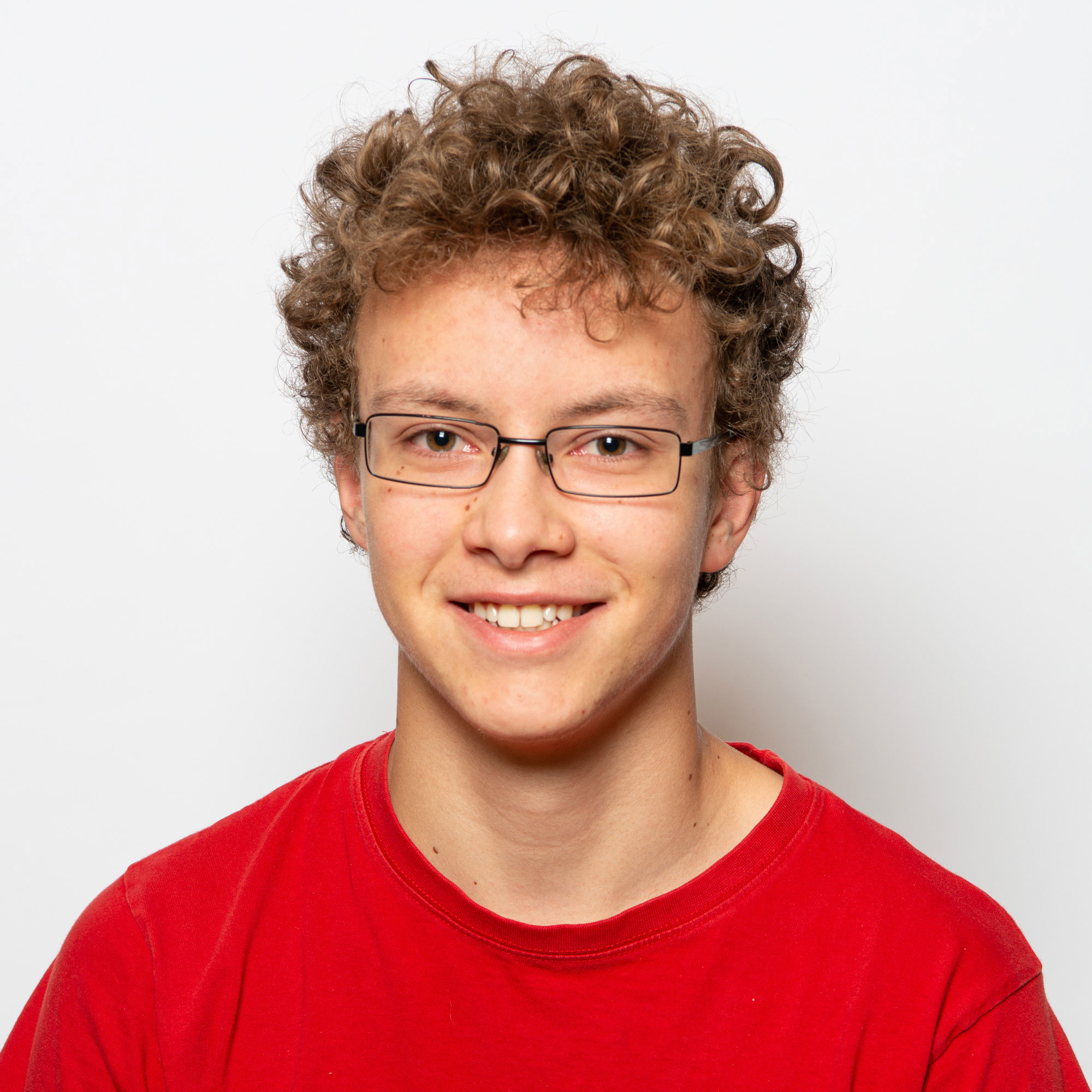 Portrait Mitarbeiter Elektro Egli AG Nicola Blöchlinger im roten T-Shirt