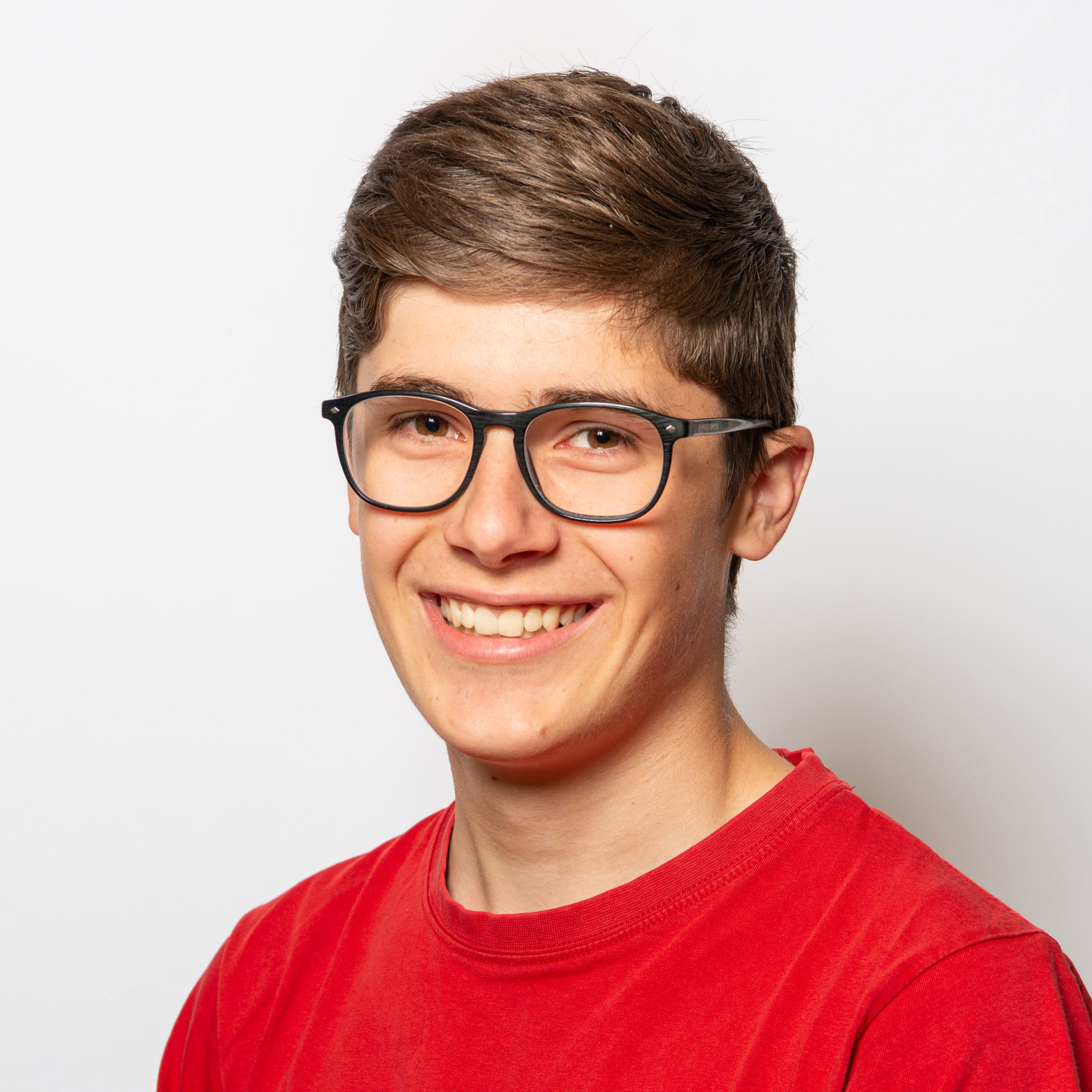 Portrait Mitarbeiter Elektro Egli AG Robin Läubli im roten T-Shirt