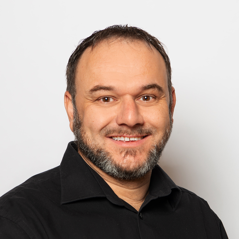 Portrait Roman Egli, Geschäftsleitung Elektro Egli im schwarzen Polo-Shirt