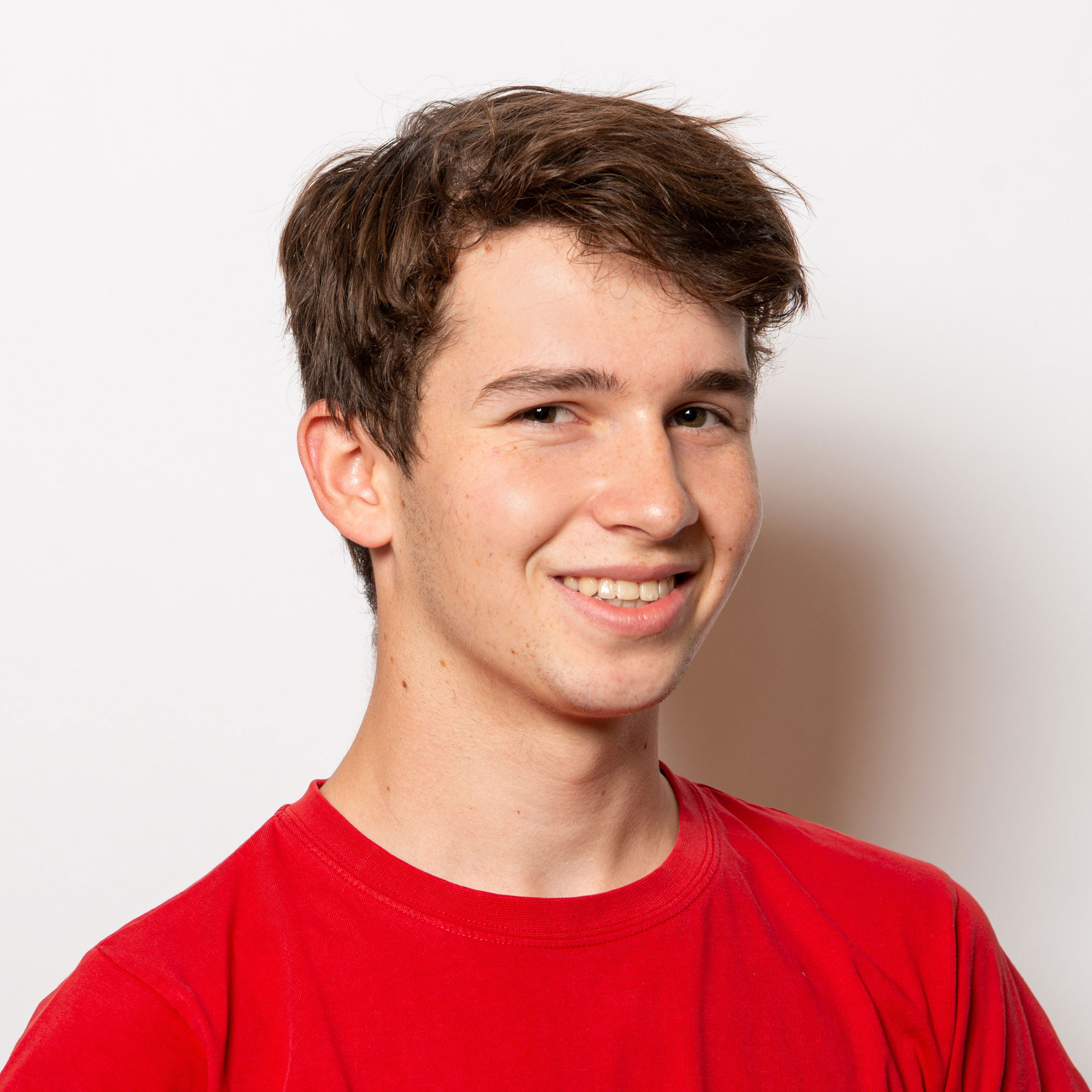 Portrait Mitarbeiter Elektro Egli AG Fabian Egli im roten T-Shirt