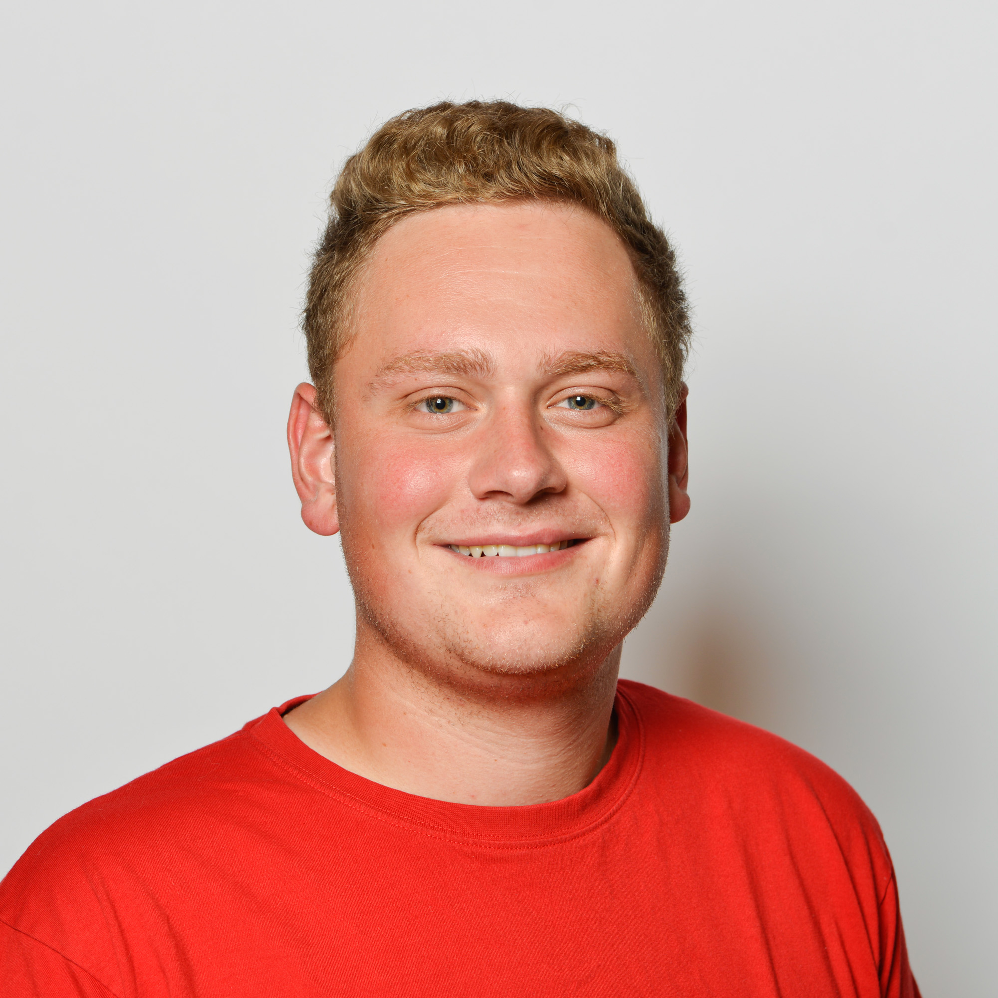 Portrait Gianni Baldacci, Mitarbeiter Elektro Egli im roten T-Shirt