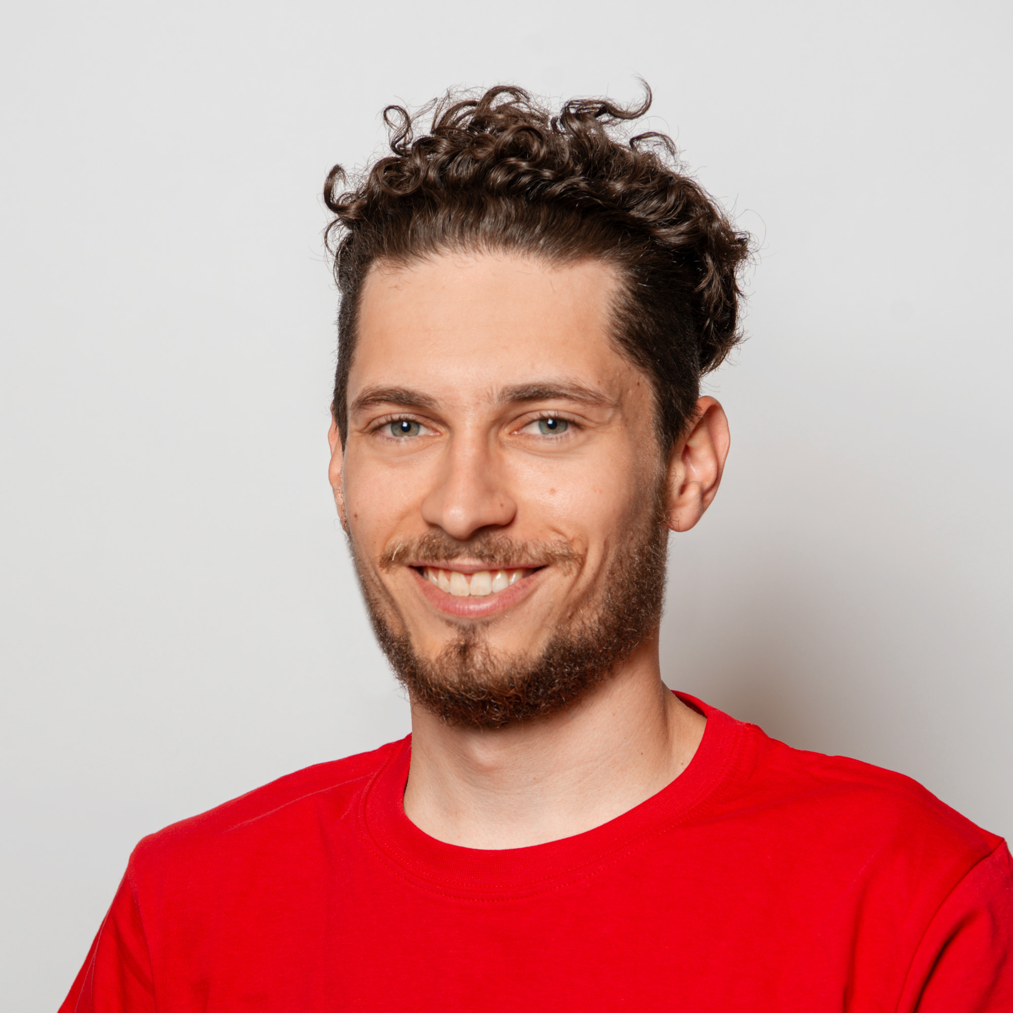 Portrait Julian Herzog, Mitarbeiter Elektro Egli im roten T-Shirt