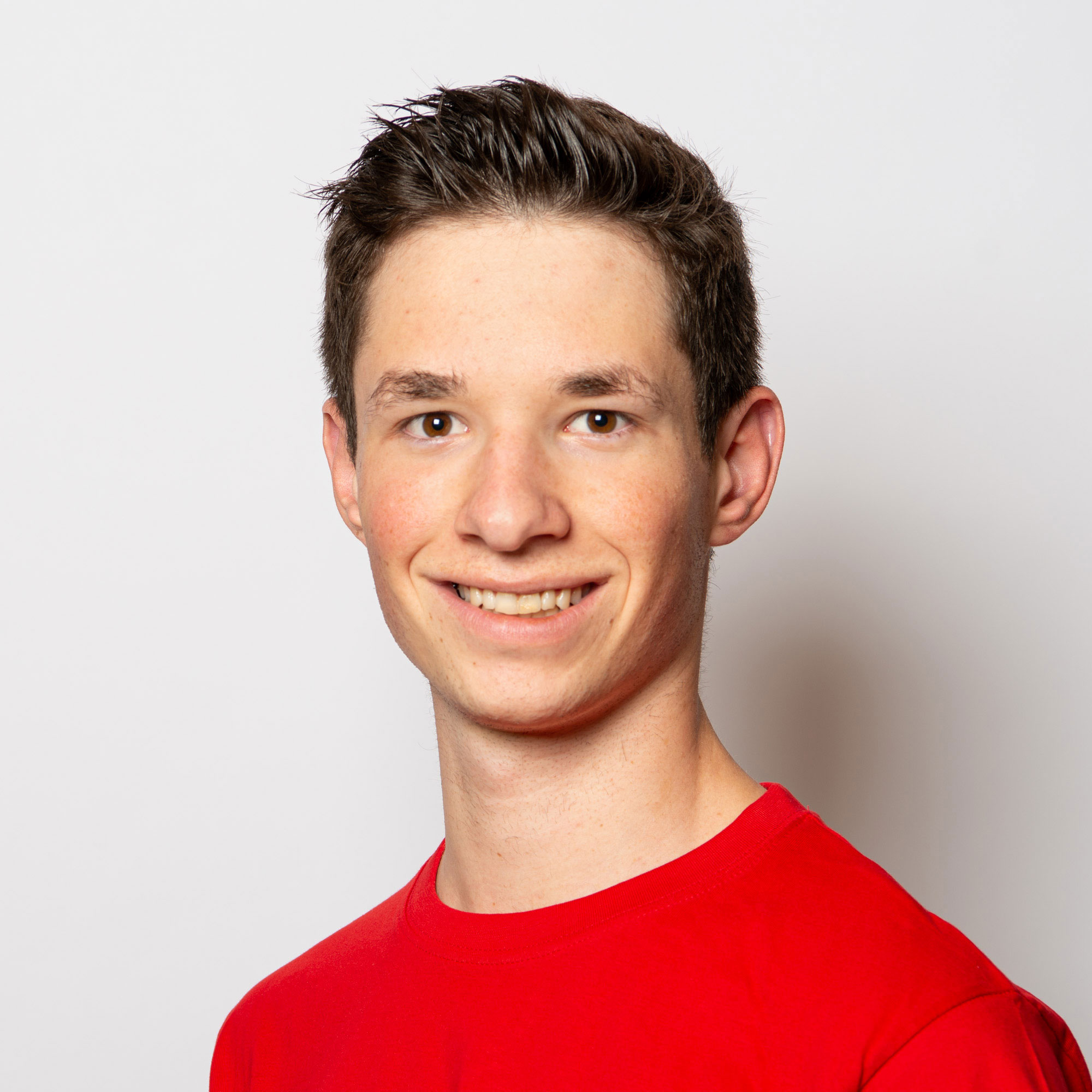 Portrait Mitarbeiter Elektro Egli AG Pascal Rutz im roten T-Shirt