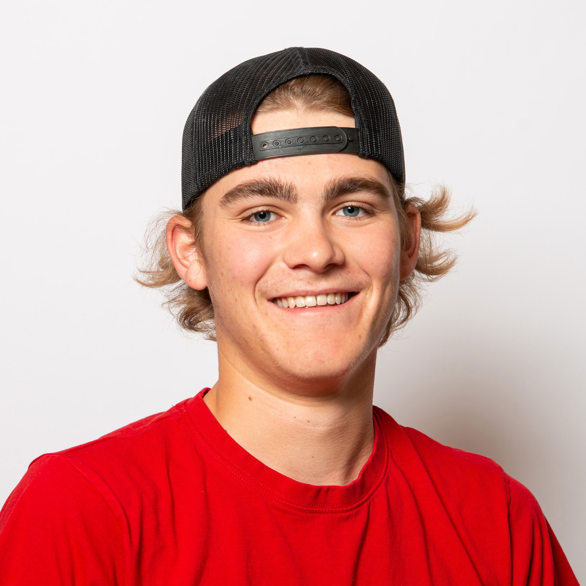 Portrait Mitarbeiter Elektro Egli AG Silvano Eichenberger im roten T-Shirt