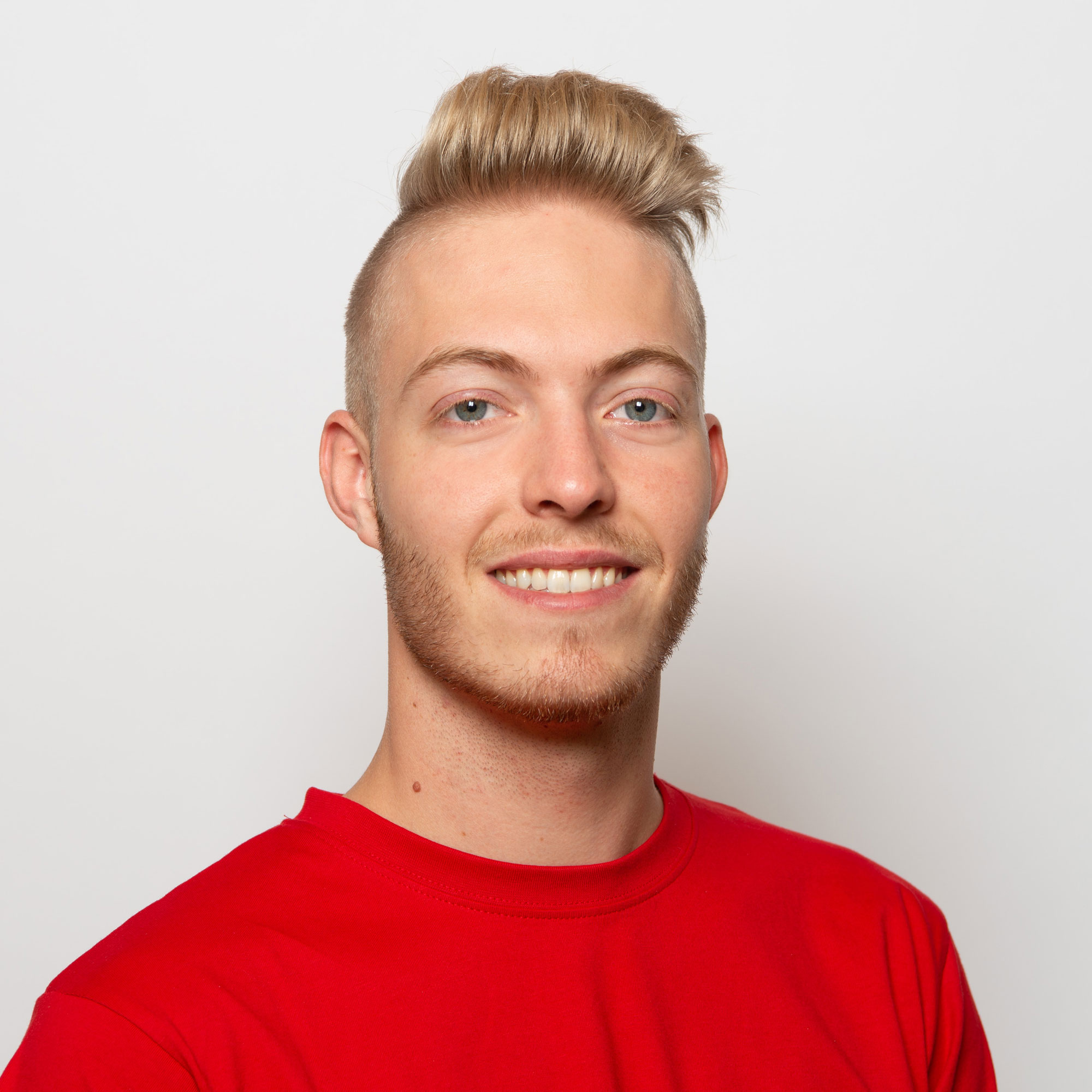 Portrait von Dominic Vifian, Mitarbeiter Elektro Egli im roten T-Shirt