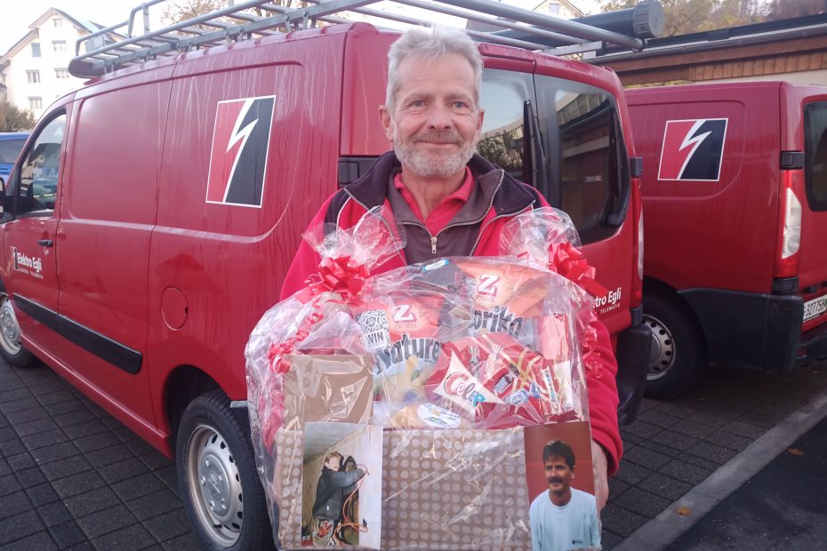Kurt Eicher mit Jubiläumsgeschenk