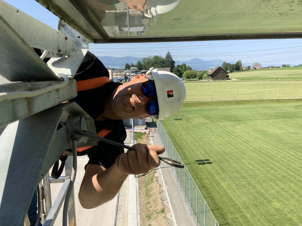 Mitarbeiter Elektro Egli auf Beleuchtungsmast