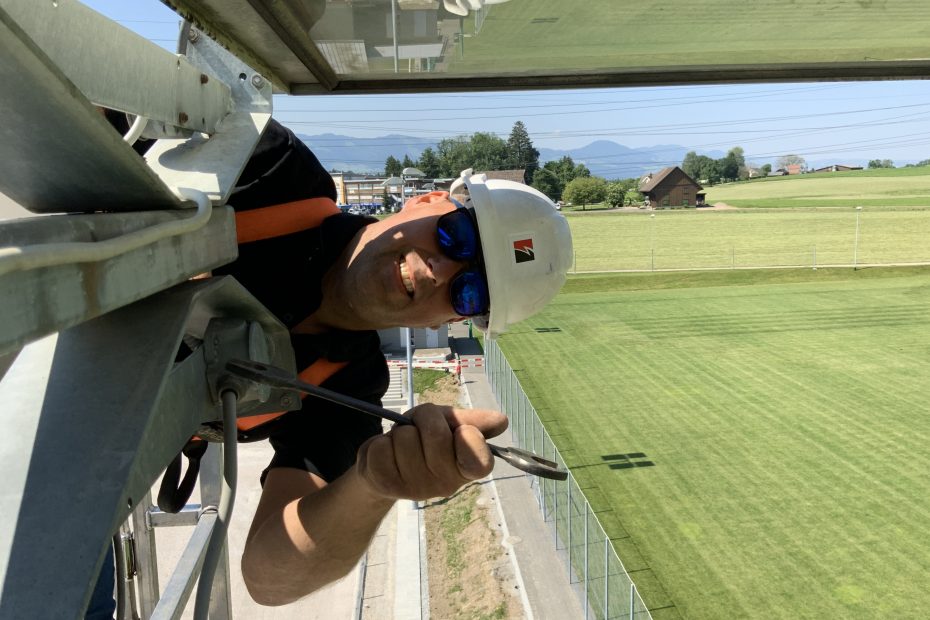 Mitarbeiter Elektro Egli auf Beleuchtungsmast