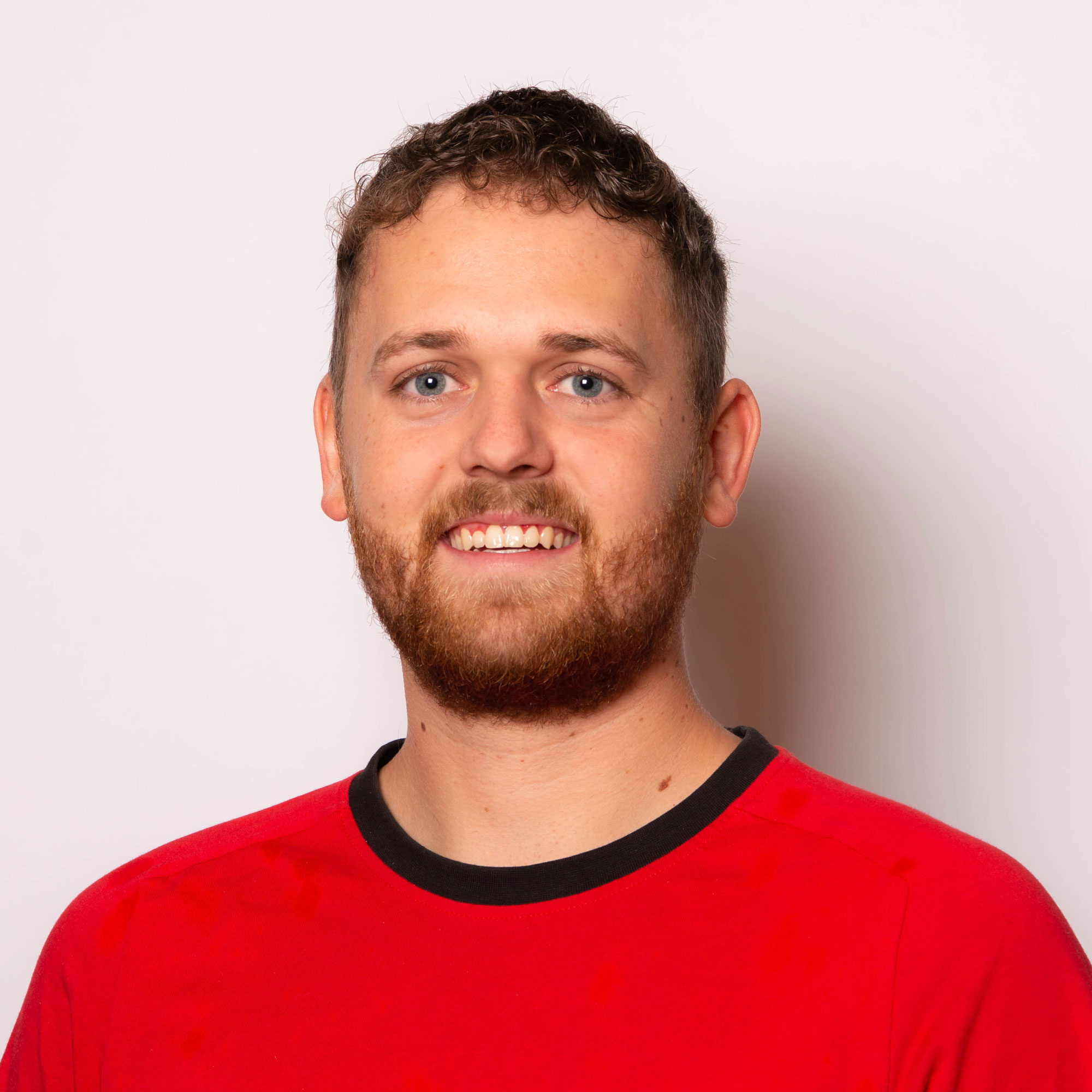 Dominic Egli, Mitarbeiter Elektro Egli im roten T-Shirt