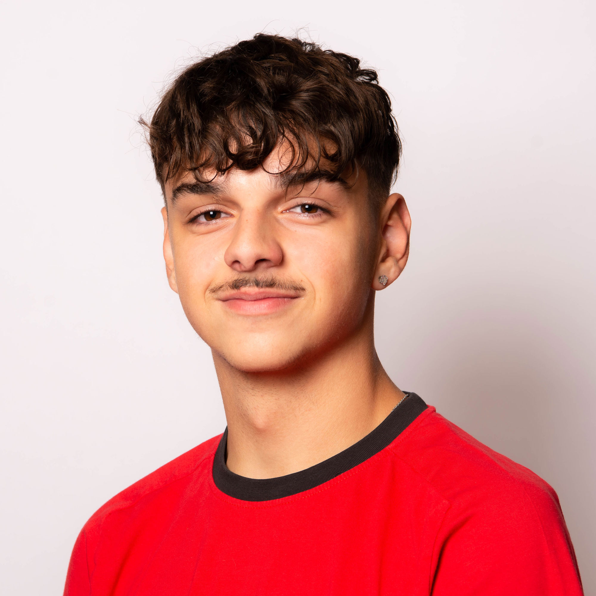 Nico Laib, Mitarbeiter Elektro Egli im roten T-Shirt