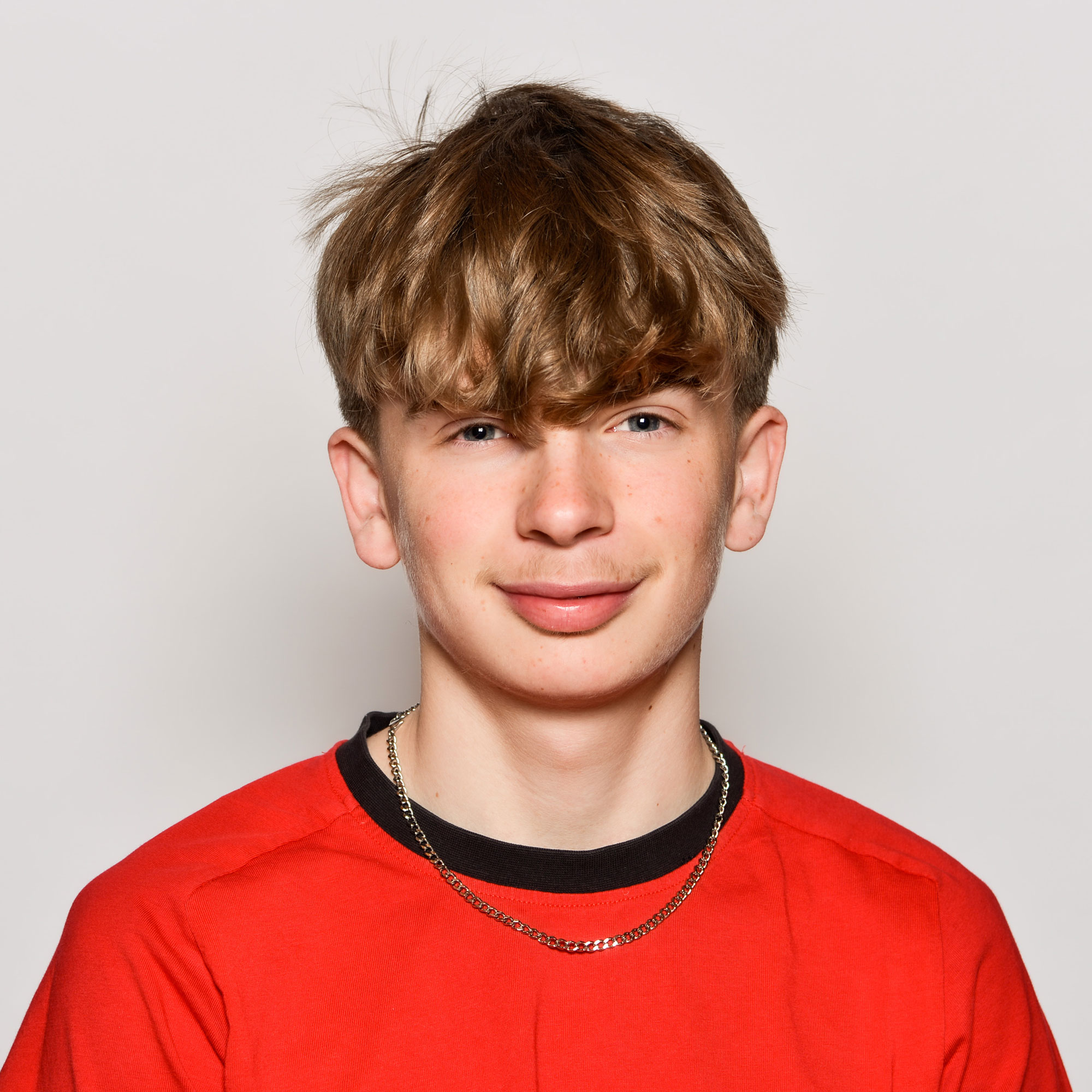 Portrait Oliver Elschot Mitarbeiter Elektro Egli im roten T-Shirt